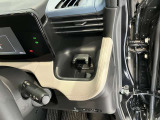 運転席側前部にドリンクホルダーあります♪運転中でも手が届きやすい位置にあって使い易いです♪