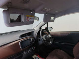 運転席、助手席にもバニティーミラーが付いて、身だしなみチェックも出来ますね♪