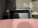 助手席下にも収納スペースあります☆コンパクトなのにたくさん収納があって助かります☆車検証を入れてる方も多い収納スペースです☆