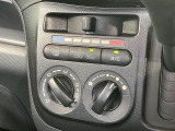 【オートエアコン】一度お好みの温度に設定すれば、車内の温度を検知し風量や温度を自動で調整。暑い&hellip;寒い&hellip;と何度もスイッチ操作をする必要はありません。快適な車内空間には必須の機能ですね♪
