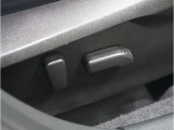 電動シートを装備。お客様に安全に運転頂けるよう座席の位置、座面の上げ下げやリクライニングの加減も細やかな設定を可能にしました。