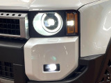 【LEDヘッドライト】悪天候や夜間走行時も良好な視界を確保し安心して運転できる高輝度LEDヘッドライトを装備!点灯速度が早く、消費電力も抑えられています。