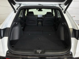 リア席を倒せば広々とした空間の出来上がり!床が低くフラットになり、天井までの高さがありますので積載が便利です。
