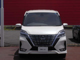 大型グリルの大胆なデザイン!機能性とデザインを兼ね備えたLEDヘッドランプ&LEDフォグランプ、15インチアルミホイールを装備!全方位で視界が広い。気持ちがよくて、運転もしやすいですよ。