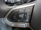 ◆クルーズコントロールにレーダーセンサーを組み合わせ、先行車を測定し設定されたスピードを上限に自動で加減速を行います。一定の車間距離を維持することで、長距離走行でのドライバーの疲労を低減させます。