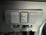 コーナーセンサーを車の前後に装備。障害物までの距離に応じて警告音を変えてお知らせ。縦列駐車時や駐車場・車庫などでの取り回しをサポートします。詳細は販売店スタッフまでおたずねください。