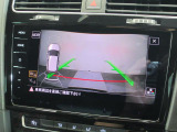 ギアをリバースに入れると車両後方の映像を映し出します。画面にはガイドラインが表示され、車庫入れや縦列駐車などの際に安全確認をサポートします。