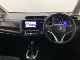 車内は光触媒抗菌消臭施工済です。スタイリッシュなデザインでスポーティなインパネ周りを演出します。グローブボックスやカップホルダーのほかにトレーなどたくさんの収納スペースが付いています。