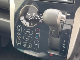 【オートエアコン】一度お好みの温度に設定すれば、車内の温度を検知し風量や温度を自動で調整。暑い&hellip;寒い&hellip;と何度もスイッチ操作をする必要はありません。快適な車内空間には必須の機能ですね♪