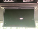 【12.8型フリップダウン】大画面モニターで後席でもエンタメをお楽しみいただけます。家族や友人とお出かけする機会が多い方に大人気です♪