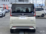 後部座席はプライバシーガラスとなっています。座っている人や置いてある荷物が見えにくくなっているのでプライバシーの確保が出来ます。ぜひ見て確認してみて下さい