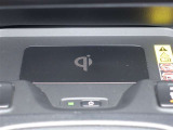 ワイヤレス充電機能で接続の手間いらず。スマートフォンなどをワイヤレスで充電可能です。