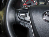 【ステアリングスイッチ】運転中に視線を前に向けたまま画面の操作できます。