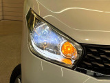 【LEDヘッドライト】悪天候や夜間走行時も良好な視界を確保し安心して運転できる高輝度LEDヘッドライトを装備!点灯速度が早く、消費電力も抑えられています。