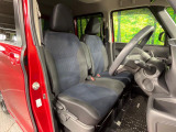 運転席まわりには十分なスペースがあり、大柄な方でもゆったり運転していただける環境です。