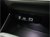 小物の収納に便利なセンタートレイには携帯等のデバイスの充電可能なUSB出力電源付です。