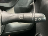 車外の明るさに応じでライトを点灯、消灯してくれるオートライト機能です☆お天気の良い昼間のトンネル走行などオートにしてると便利で安心です☆エンジン停止時にライトの消し忘れも無くなります☆