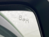【ブラインドスポットワーニング】走行中、ドアミラーの死角になりやすい箇所に後続車が接近するとサイドミラー付近に警告を表示、ドライバーに注意喚起をしてくれます。
