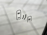 【ブラインドスポットモニター】走行中、ドアミラーの死角になりやすい箇所に後続車が接近するとサイドミラーのレンズに警告を表示!ドライバーに注意喚起をしてくれます。