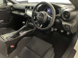 高いホールド性で運転姿勢が安定します。長距離ドライブでも疲れにくいのが魅力です。快適なドライビングライフをお送りください♪