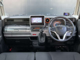 運転席周りになります。内装色はブラック系です。