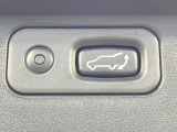 【パワーバックドア】スマートキーや運転席のボタンを押すだけでリアゲートが自動で開閉します!荷物を持っている時や、高い位置にあるバックドアを閉める際に便利な機能です♪