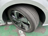 タイヤサイズは205/50R17です。日産純正アルミ装着車です♪