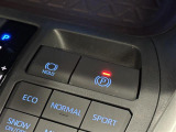 【電子パーキングブレーキ】指先ひとつでサイドブレーキの操作が可能です。信号待ちなどでブレーキペダルから足を離しても停止状態を保持する「ブレーキホールド機能」も搭載。