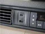 ◆USB接続端子◆スマホやiPodなどを接続して、いつもの音楽を車内でもお楽しみいただけます♪