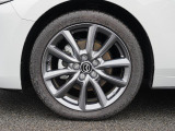 18インチ純正アルミホイールを装備。タイヤサイズは215/45R18となります。