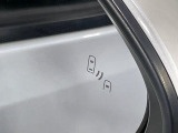 【ブラインドスポットモニター】走行中、ドアミラーの死角になりやすい箇所に後続車が接近するとサイドミラーのレンズに警告を表示!ドライバーに注意喚起をしてくれます。