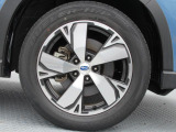 スバル純正18インチアルミホイール。 タイヤサイズは225/55R18。納車時に弊社指定の新品タイヤ4本を交換いたします。