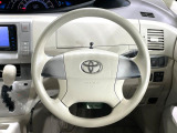 インテリアに合わせたデザインのステアリングは、運転される方のことも考え、運転しやすい形状、大きさです。是非一度、実際に触ってお確かめください。
