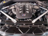 【BMWエンジン】革新的なガソリン・エンジン・テクノロジーによる高性能かつ高効率。レスポンスの良いパワーを発揮。常にスムーズな吸気を実現しアクセル開度にダイレクトに反応しドライビングを楽しく演出。