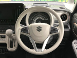 インテリアに合わせたデザインのステアリングは、運転される方のことも考え、運転しやすい形状、大きさです。是非一度、実際に触ってお確かめください。