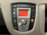 オートエアコン装備しています☆温度に設定をして頂くだけで冷房と暖房に切り替えや風向も自動で切り替えをしますよ!!
