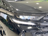 【LEDヘッドライト】悪天候や夜間走行時も良好な視界を確保し安心して運転できる高輝度LEDヘッドライトを装備!点灯速度が早く、消費電力も抑えられています。