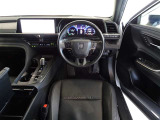革巻きステアリングで快適な操作性の運転席です。