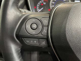 【ステアリングスイッチ】運転中に視線を前に向けたまま画面の操作できます。