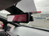 後方視界をクリアに映し出してくれるスマートルームミラー。