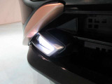 フロントLEDフォグランプです鮮やかな日光色で明るく足元を照らします。