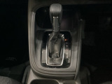 「e:HEV」は、モーター走行を中心にしながら電気エネルギーやエンジン動力を最も効率よく使い分けることができる賢いハイブリッドシステムです。サイドブレーキはスイッチ操作の電子制御パーキングブレーキです