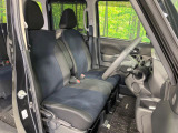 運転席まわりには十分なスペースがあり、大柄な方でもゆったり運転していただける環境です。