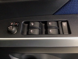 運転席のスイッチで全てのウィンドウの開閉操作を行うことができます。ロックボタンをONにしておくと、運転席以外のウィンドウは作動しないのでお子様を乗せているときなども安心ですね♪