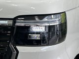 【LEDヘッドライト】悪天候や夜間走行時も良好な視界を確保し安心して運転できる高輝度LEDヘッドライトを装備!点灯速度が早く、消費電力も抑えられています。