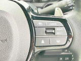 【アダプティブクルーズコントロール(ACC)】予め設定した車速内で自動的に加減速の支援を行います。ステアリングのスイッチを操作することで設定車速を変えたり、前走車との車間距離の設定が可能です。