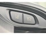 オートマチックハイビームとは、先行車や対向車のライトを認識し、ハイビームとロービームを自動で切り替える機能です。夜道の視界を確保します。詳細は販売店スタッフまでおたずねください。