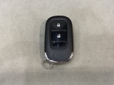 スマートキーを装備しています。鍵を差し込むことなくドアロックの開け閉めと、スタートボタン操作でのエンジンスタートができます。