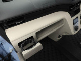 カップホルダーは運転席や助手席からちょうど手の届く位置です!!