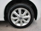 日産純正のアルミホイールが装着されてます。ボディデザインとマッチしておりおしゃれです。